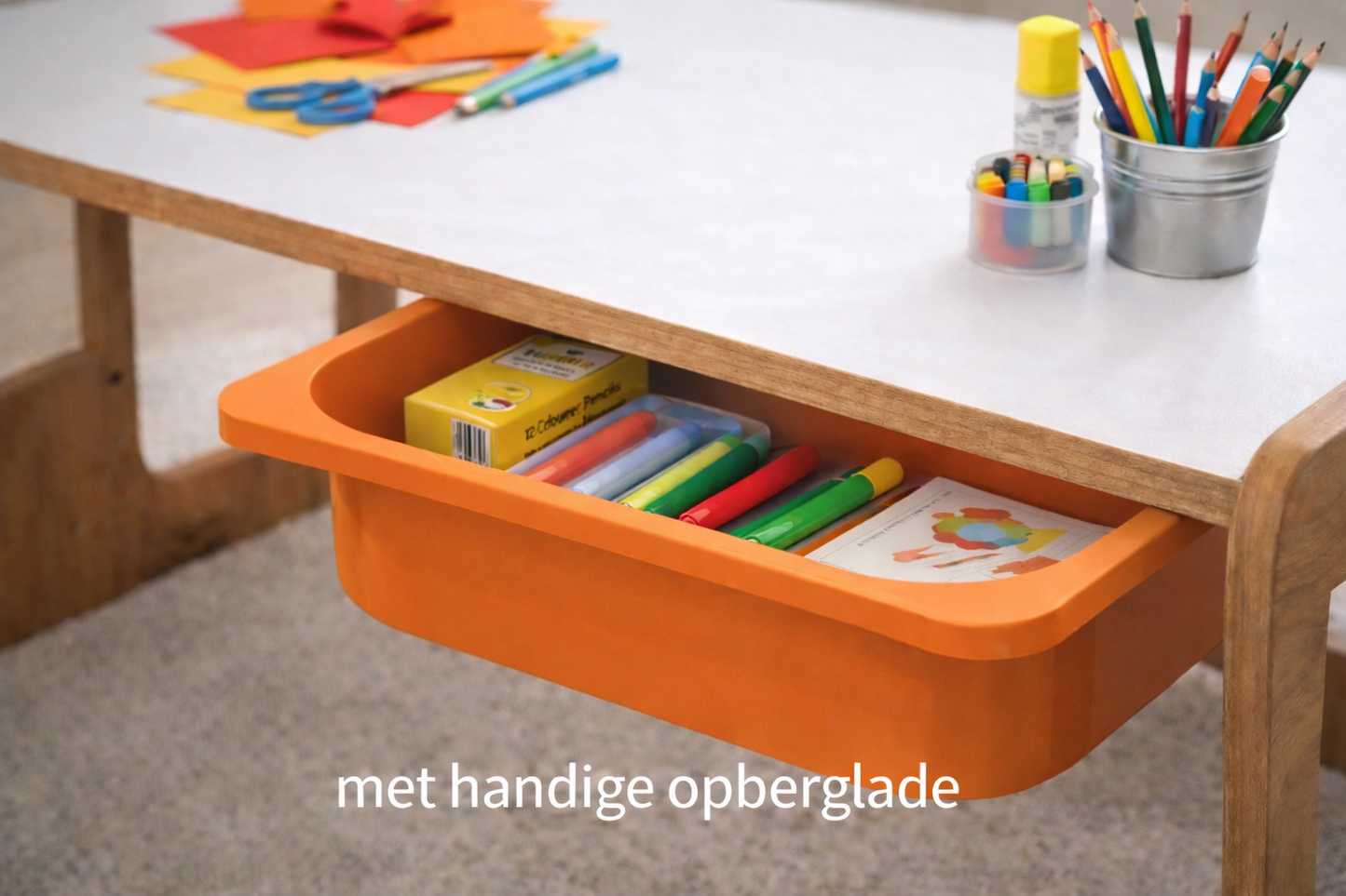 Houten Kindertafel met Stoel en Oranje Opberglade